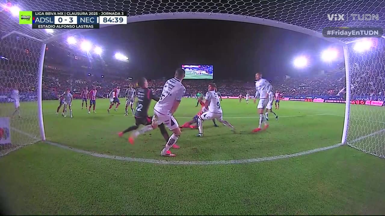 Tres remates dentro del área chica y no entra el balón ¡Increíble!