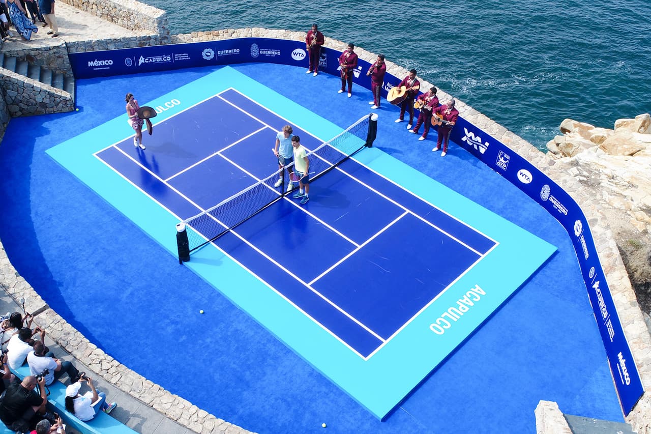 El alemán Alexander Zverev y el austriaco Dominic Thiem llegaron en helicóptero a un acantilado de Acapulco, cercano a la popular zona de La Quebrada, donde jugaron un partidito de exhibición y fueron recibidos con mariachis por el director del torneo, Raúl Zurutuza, horas antes del inicio de actividades del cuadro principal.