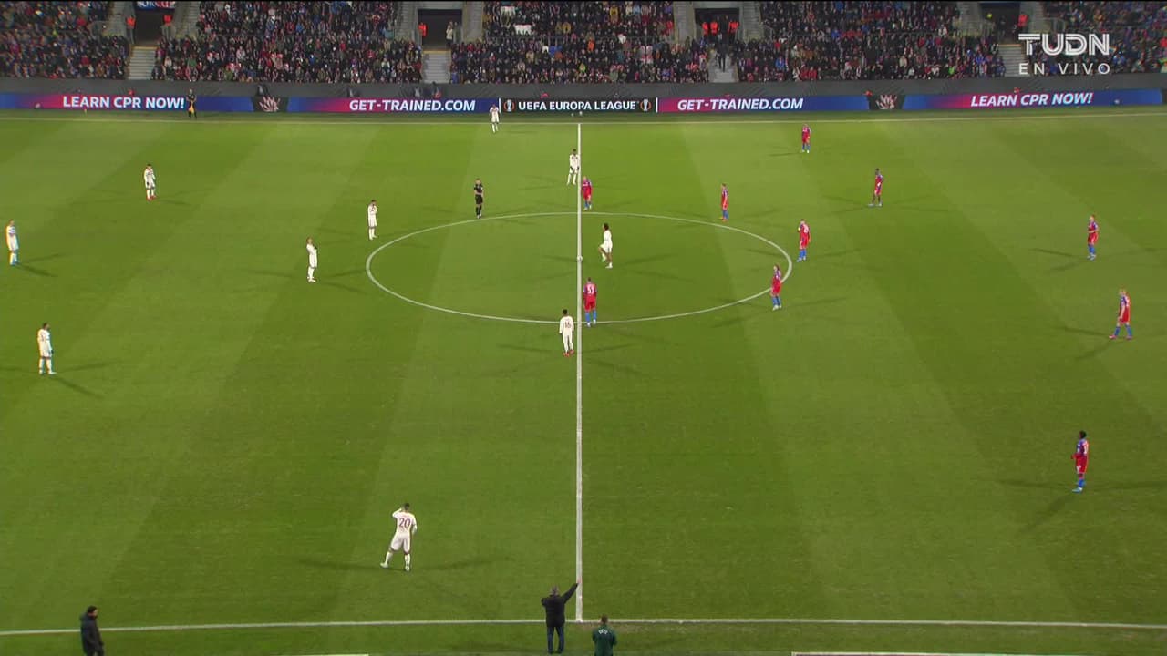 Arranca el partido y la pelota está en juego.