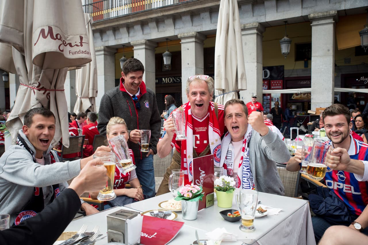 Fanáticos alemanes se tomaron la Plaza Mayor de la capital española en la fiesta previa de Real Madrid-Bayern Munich, escoltados por las autoridades para el juego de vuelta de semifinal de Champions.