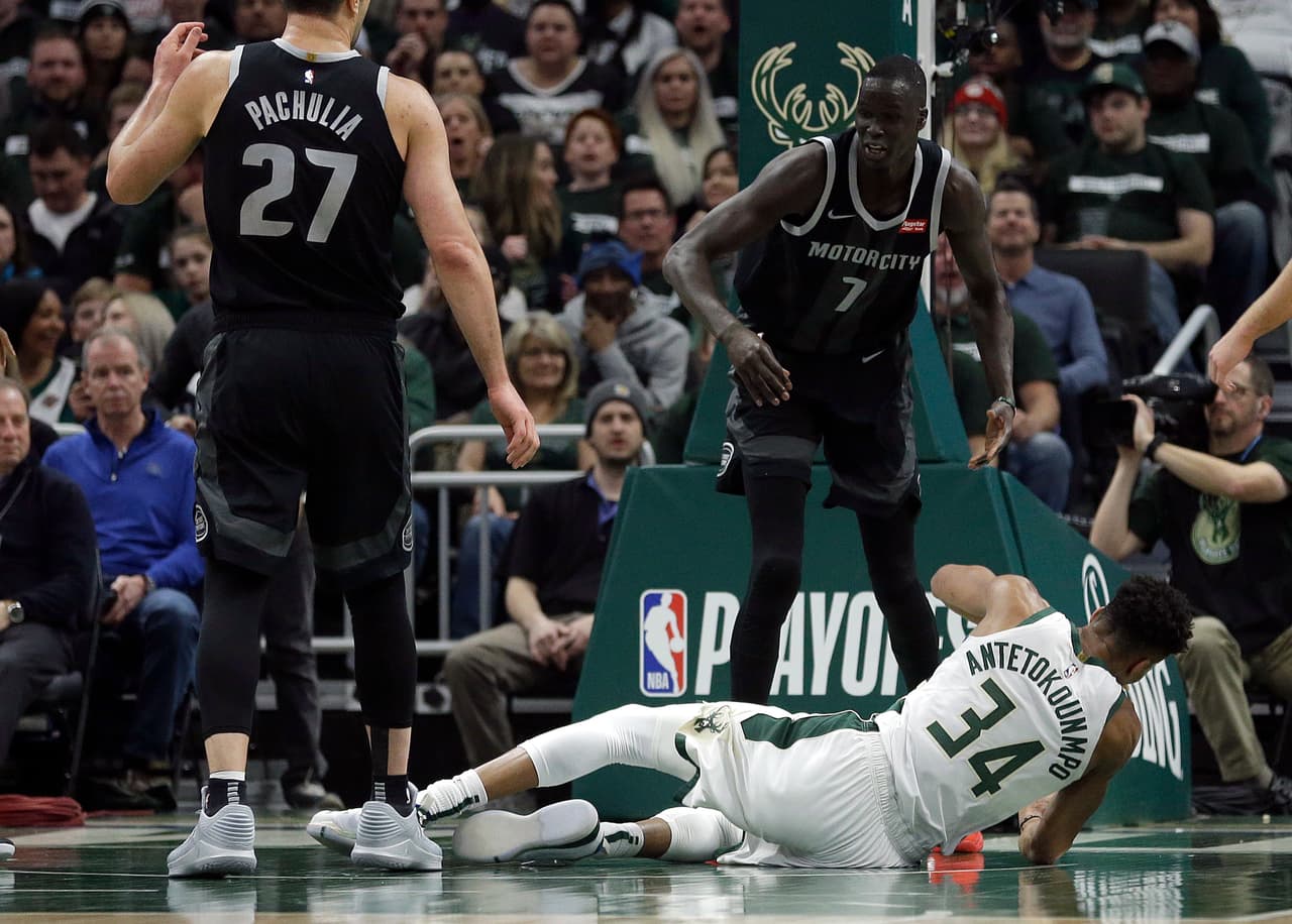 El griego Antetokounmpo (34) se despachó con 24 unidades y 17 rebotes en su corta actuación esta noche. No fue necesario que jugara más.