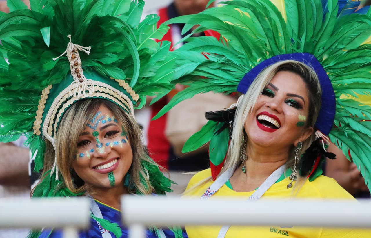 Moscow (Russian Federation), 27/06/2018.- Supporters of Brazil before the FIFA World Cup 2018 group E preliminary round soccer match between Serbia and Brazil in Moscow, Russia, 27 June 2018. (RESTRICTIONS APPLY: Editorial Use Only, not used in association with any commercial entity - Images must not be used in any form of alert service or push service of any kind including via mobile alert services, downloads to mobile devices or MMS messaging - Images must appear as still images and must not emulate match action video footage - No alteration is made to, and no text or image is superimposed over, any published image which: (a) intentionally obscures or removes a sponsor identification image; or (b) adds or overlays the commercial identification of any third party which is not officially associated with the FIFA World Cup) (Mundial de Fútbol, Brasil, Moscú, Rusia) EFE/EPA/ABEDIN TAHERKENAREH EDITORIAL USE ONLY