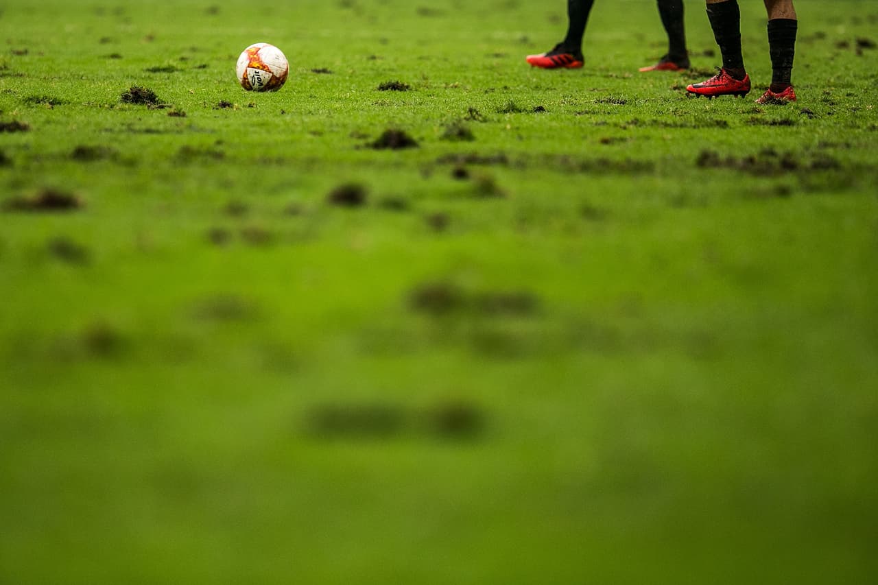 <b>Lo peor: </b>La cancha del Estadio Jalisco se encontraba en pésimas condiciones, la pelota no podía rodar bien y por culpa del flojísimo pasto casi se lesiona HerIberto Olvera.