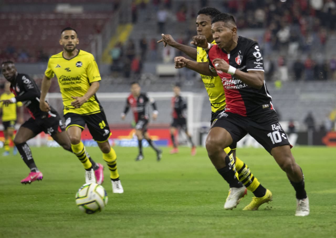Con anotaciones de Julio César Furch (61) y Julián Quiñones (74 de penal), Atlas finalmente debutó con triunfo ante su gente en la Jornada 2 de Clausura 2023. Mazatlán encontró el descuento vía Nicolás Benedetti al 85’, pero no le alcanzo para llevarse un punto.