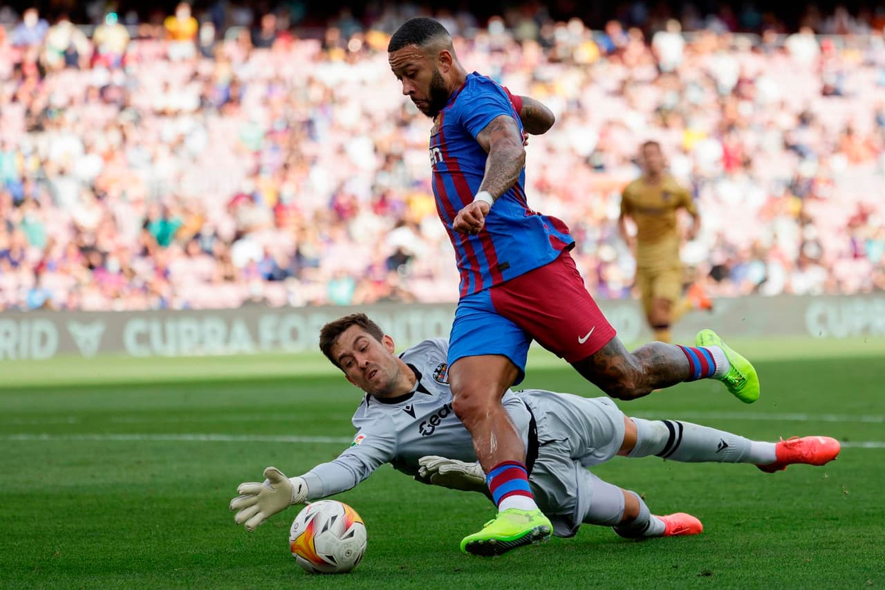 Barcelona derrota 3-0 al Levante con goles de Memphis Depay de penalti, Luuk de Jong y Ansu Fati, quien estuvo 10 meses fuera por lesión, regresó a las canchas, durante la Jornada 7 en La Liga.
