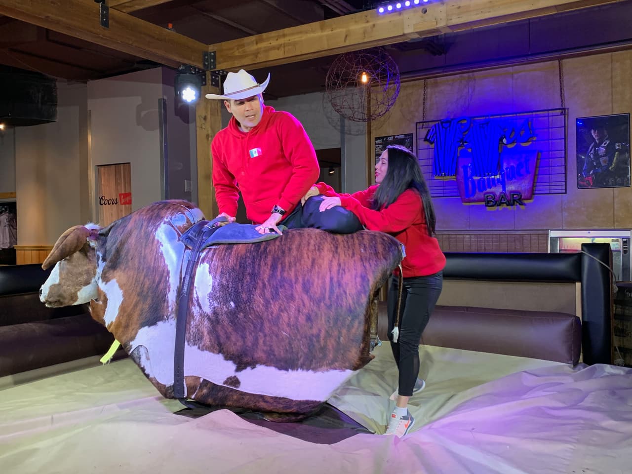 Los participantes de la emocionante Carrera de la Copa Oro de Univision Deportes visitaron Denver y aprovecharon para conocer el estadio de los Broncos, así como un bar de rodeo para pasar un buen rato.