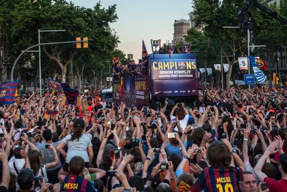 Los jugadores Blaugranas recorrieron las calles de Barcelona y después llegaron al Camp Nou para celebrar su quinta Champions League