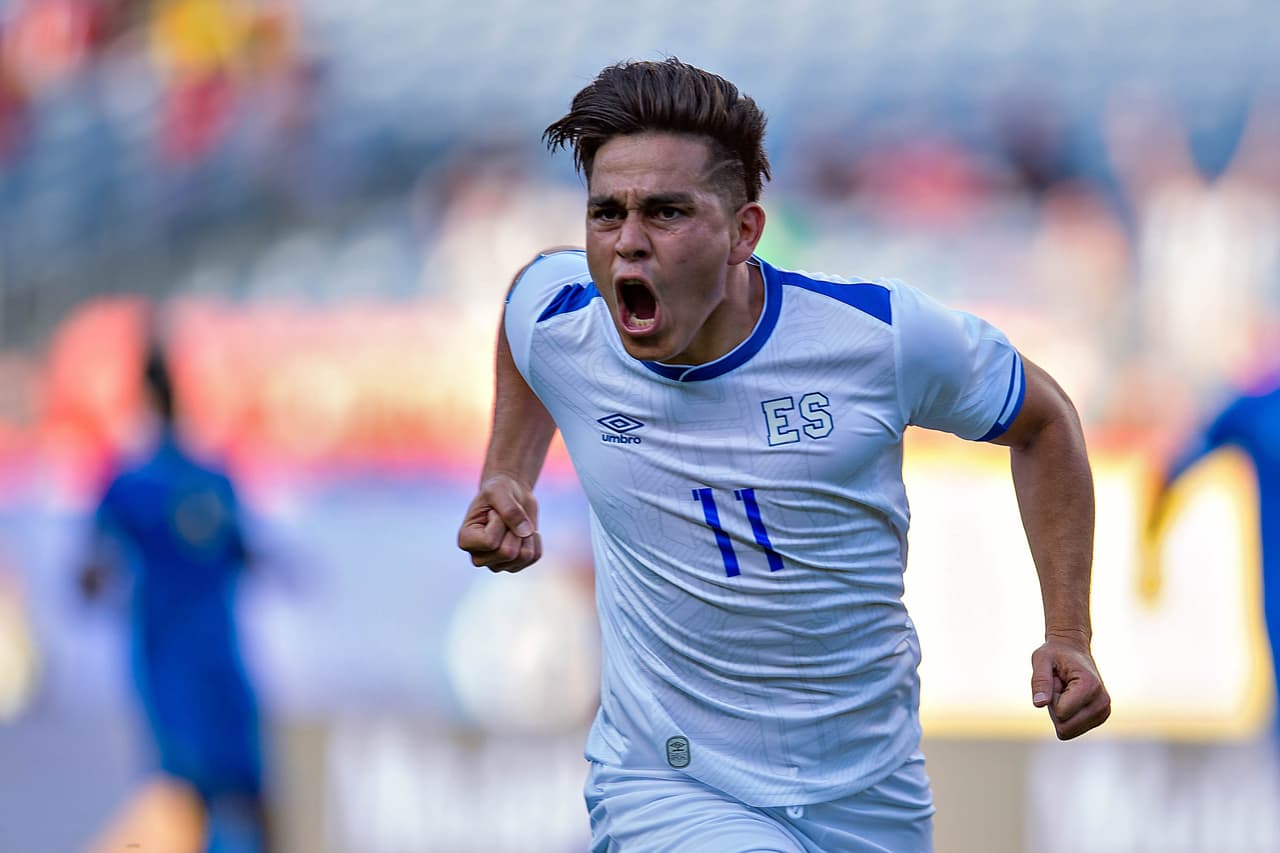 La embestida salvadoreña no esperó y el segundo grito de gol fue de parte de Zelaya al minuto 24.