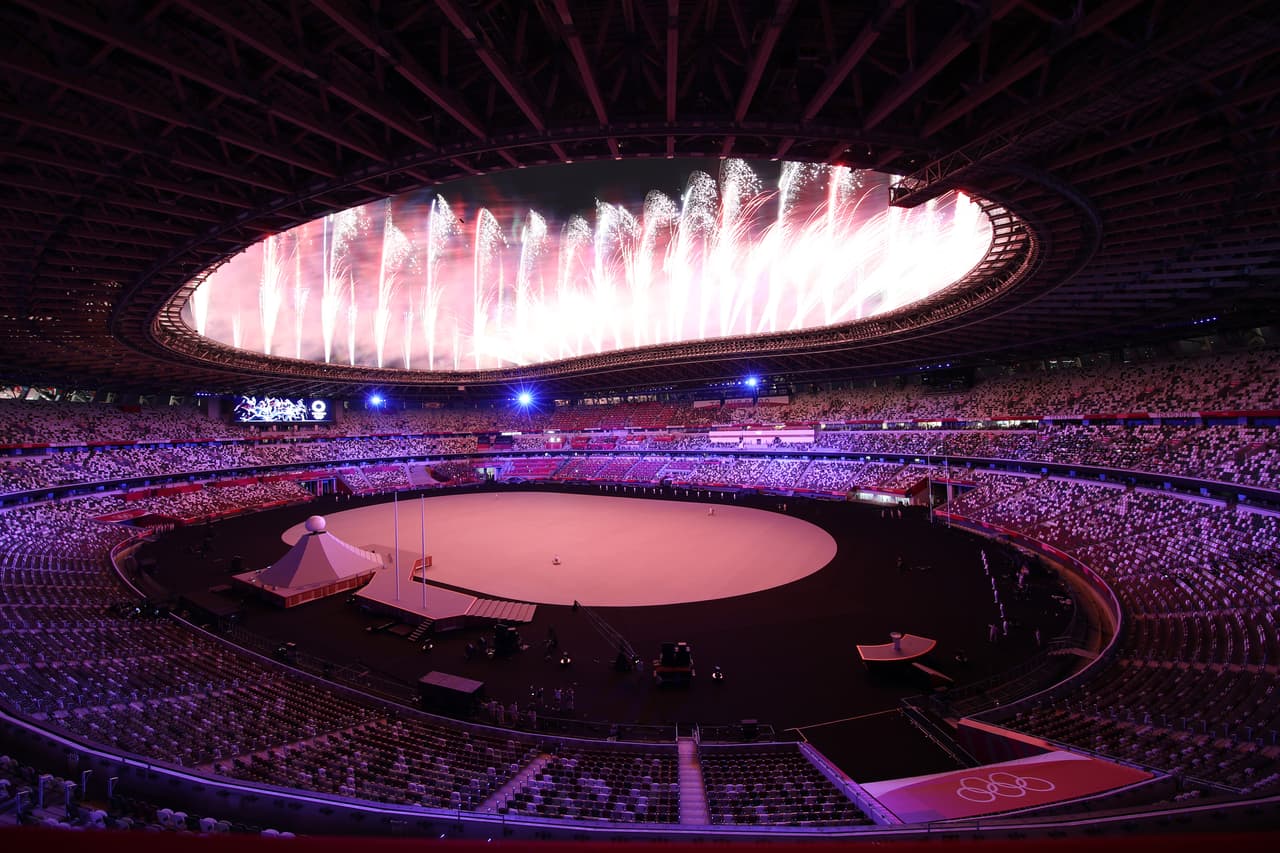 Con las tribunas vacías por los protocolos sanitarios, el estadio Olímpico de Tokyo presentó todo su glamour al mundo.