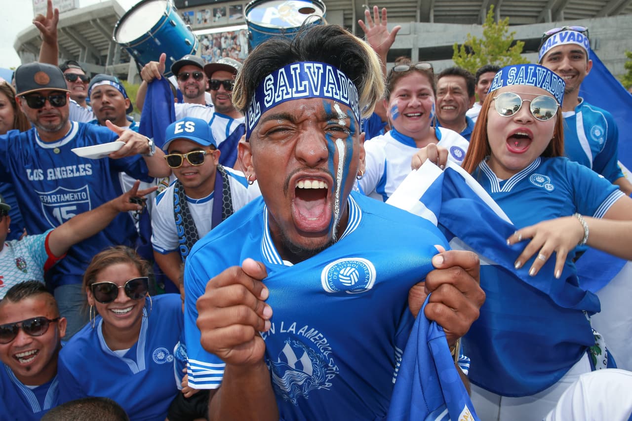 Horas antes del duelo entre México y El Salvador, los aficionados empezaron a hacer su partido en el estacionamiento del Qualcomm Stadium de San Diego, una fiesta llena de música y camaradería entre las dos naciones.
