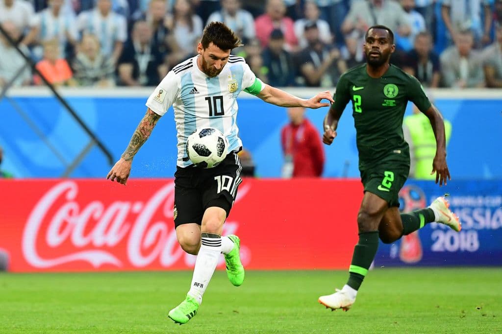 Messi se echó el equipo al hombro y buscó lo que parecía imposible por la poca claridad para llegar al arco nigeriano.