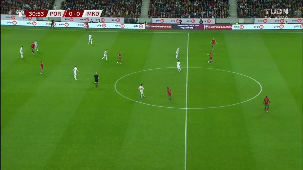 ¡GOL!  anota para Portugal. Bruno Fernandes