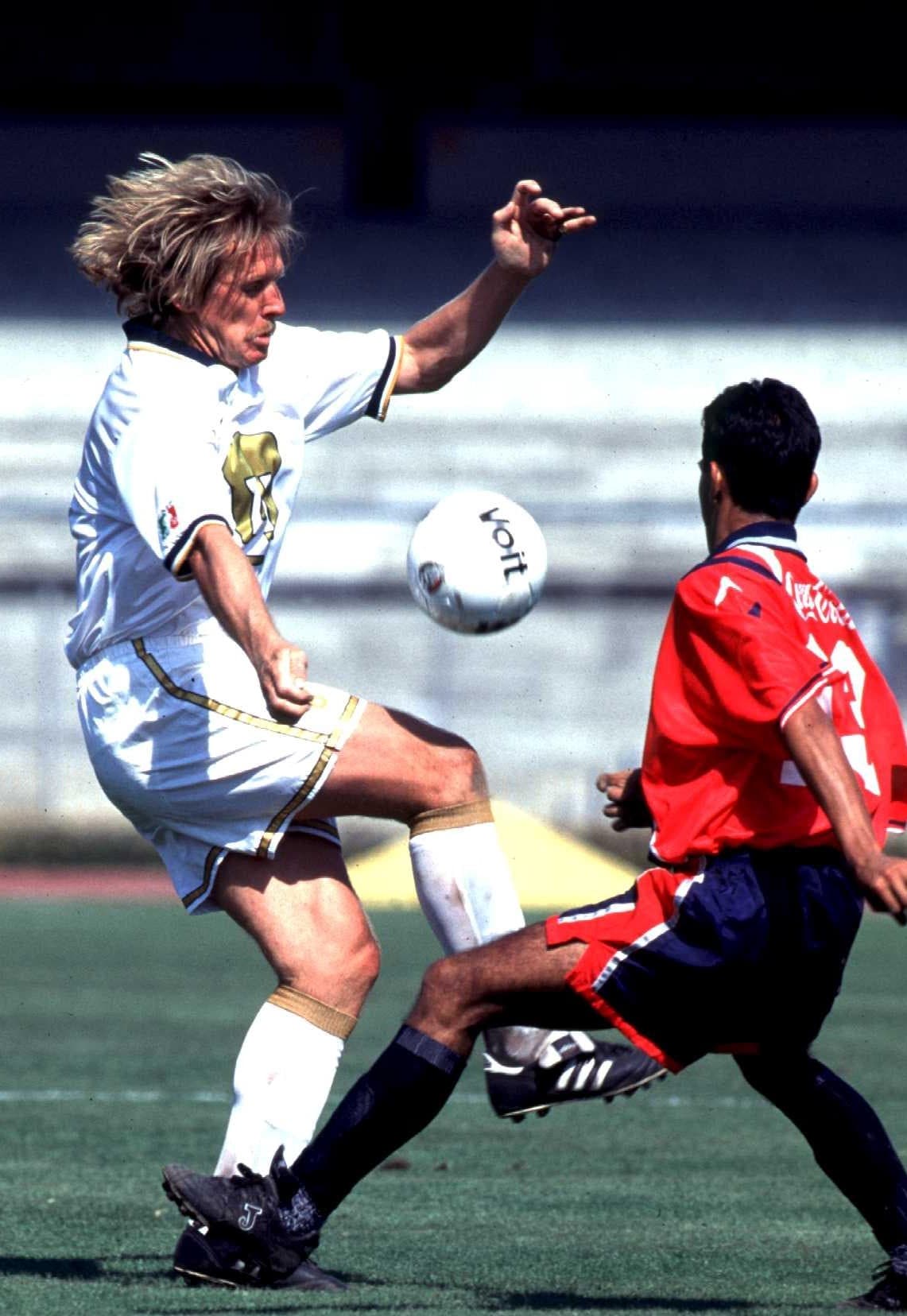 El mediocampista alemán Bernd Schuster llegó al fútbol mexicano en 1996 estando la recta final de su carrera para defender los colores de los Pumas y despdirse del fútbol en 1997.