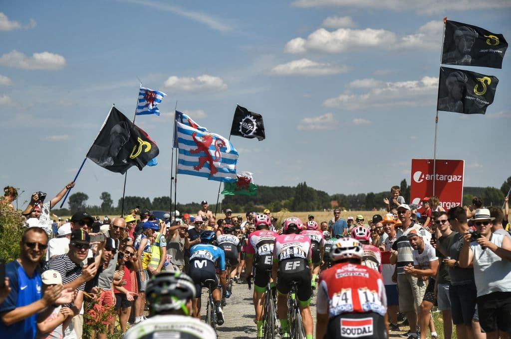 Banderas de regiones francesas fueron exhibidas en parte del recorrido.