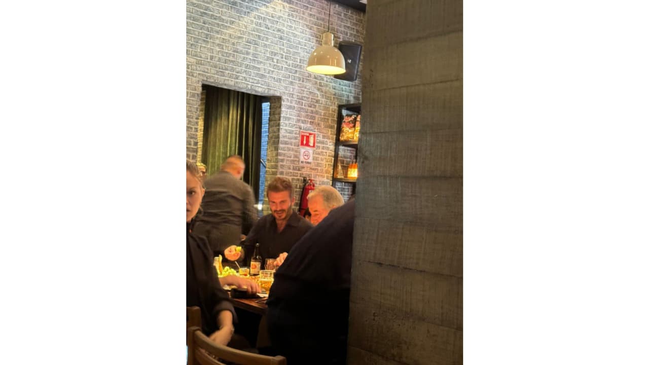 David Beckham en un restaurante regiomontano previo al partido.