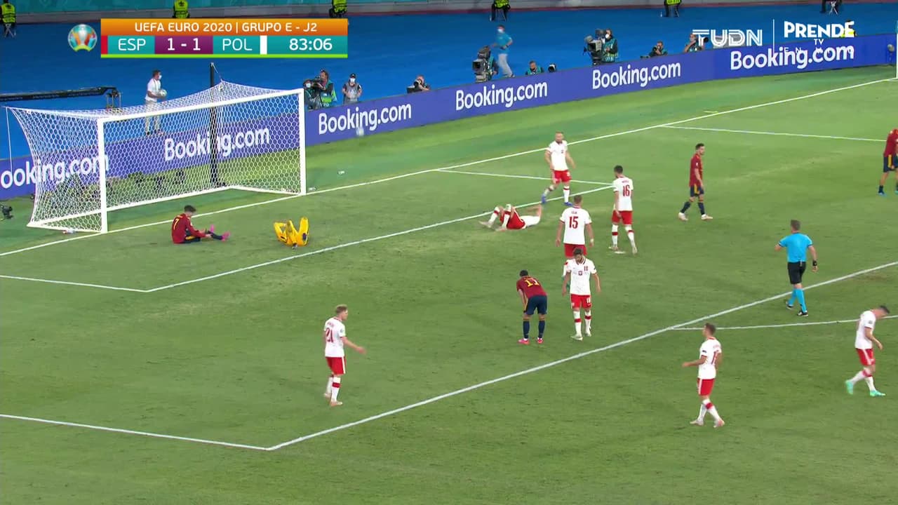 ¡TIRO ATAJADO! disparo por Álvaro Morata.