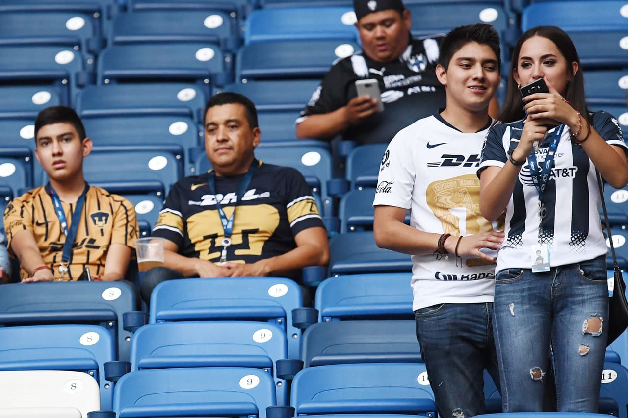 Las aficiones comenzaban a instalarse en las gradas del estadio y disfrutaban del inmueble, uno de los más recientes en la Liga MX.