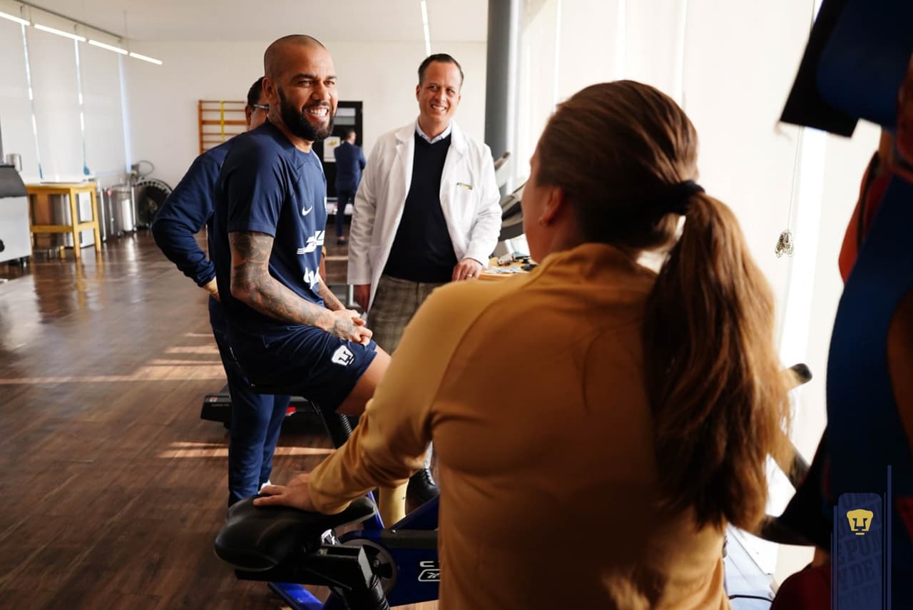 Dani Alves presentó sus pruebas físicas y médicas antes de firmar su contrato con Pumas.