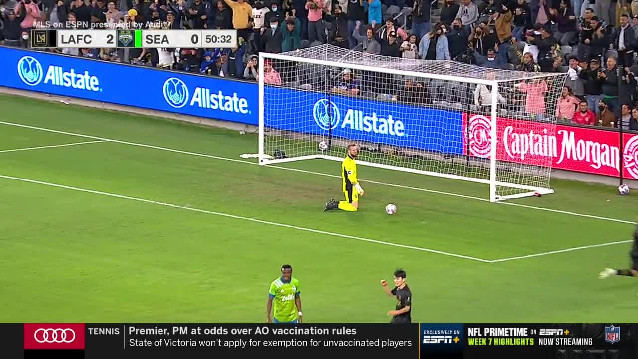 Gran remate de ‘Chicho’ Arango se desvía y termina en la red para el tercero del LAFC