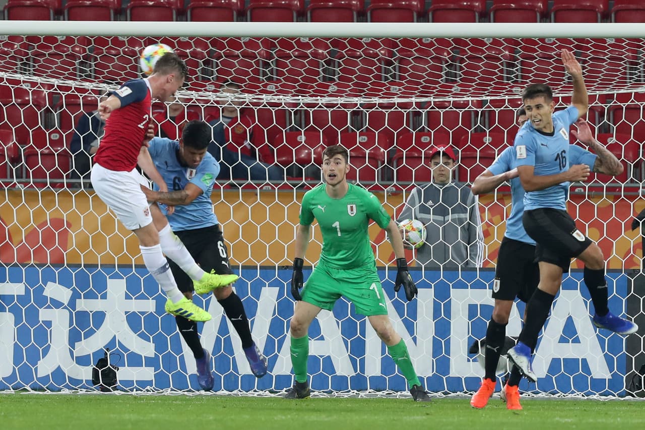 El gol de Christian Borchgrevink (izquierda) fue apenas el descuento de Noruega al 47' en el juego disputado en Lódz.