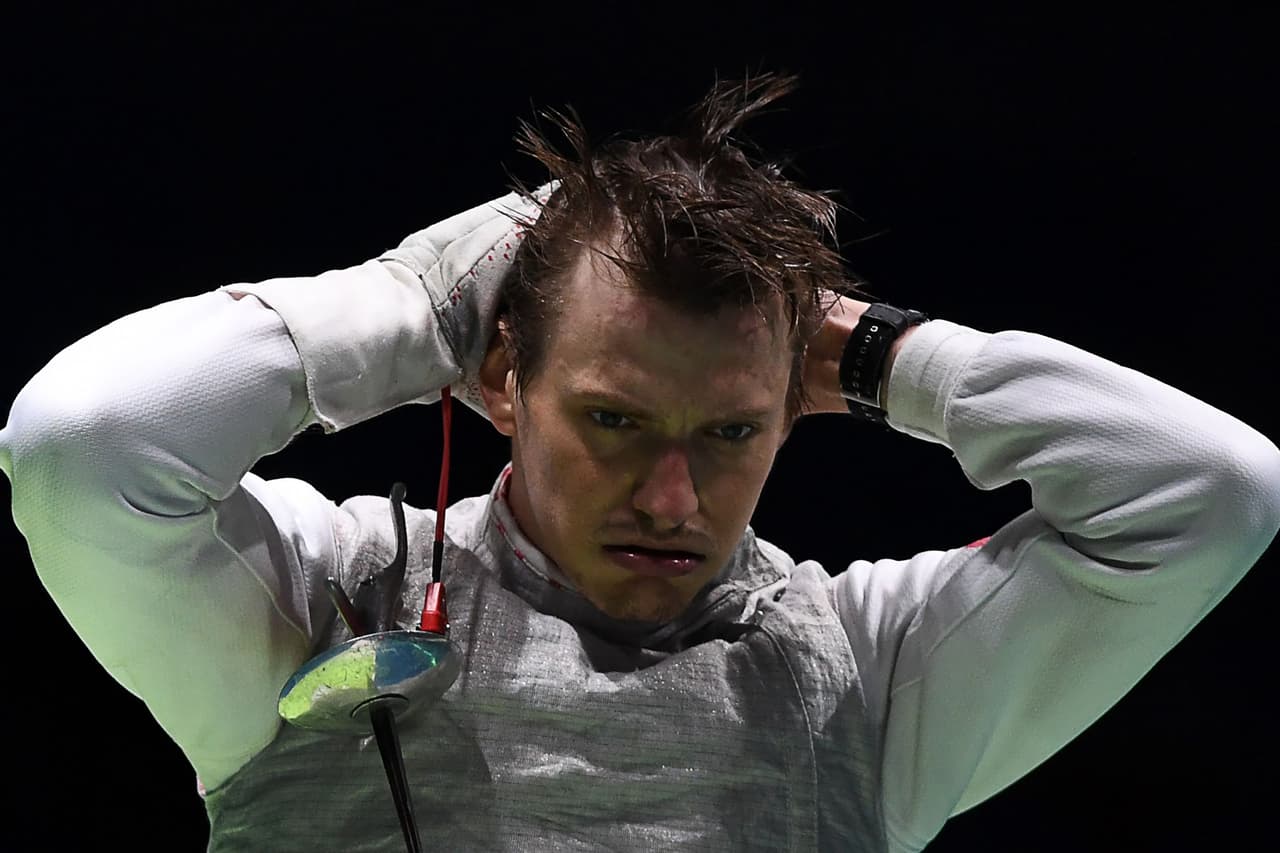 Alexey Cheremisinov (Rusia) al momento de ganar la clasificación a los cuartos de final por equipos de esgrima.