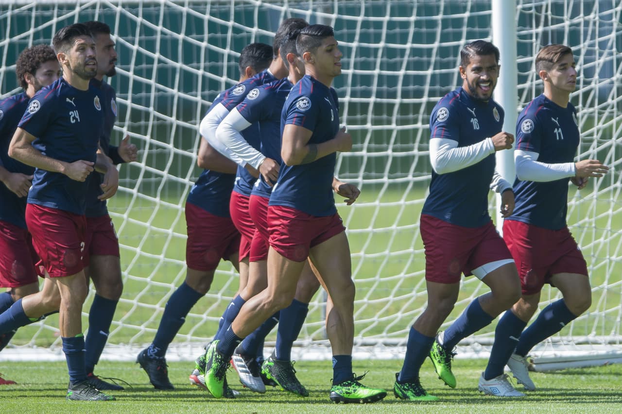 Con su más reciente contratación ya integrado de lleno a la disciplina del director técnico Tomás Boy, el repatriado desde Portugal Antonio Briseño, las Chivas del Guadalajara tuvieron otra intensa sesión de entrenamiento de cara a la próxima temporada de la Liga MX, en la cual hay un doble compromiso por eludir el tema del descenso y por reconquistar a una afición desencantada.