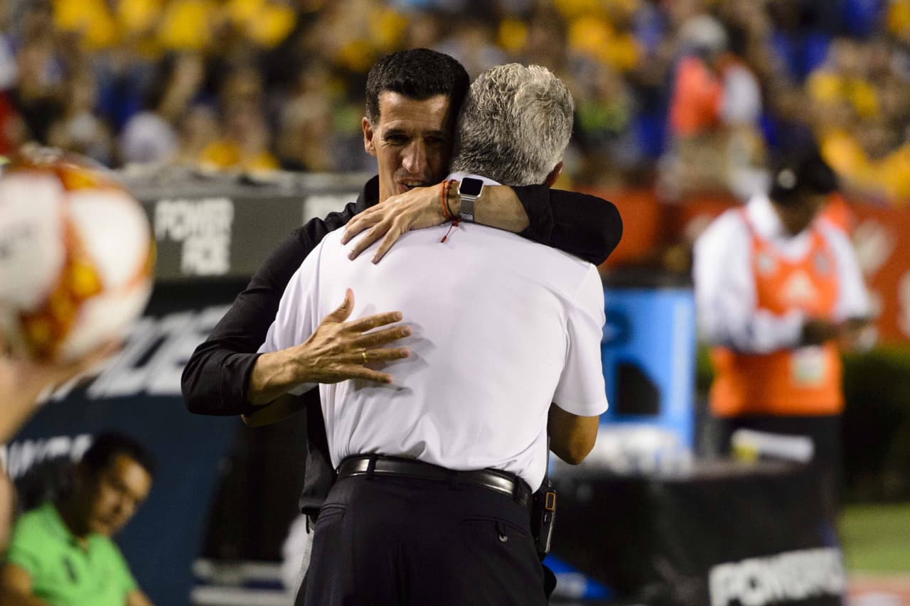 El abrazo entre los entrenadores previo al inicio del juego, Gustavo Díaz de León con Ricardo Ferretti (de espaldas) de Tigres.