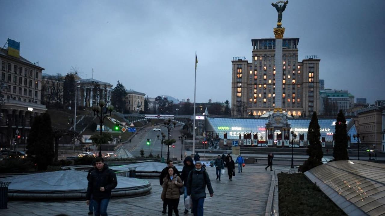Video: Hacia las 5:00 am, hora local, los residentes de la capital de Ucrania empezaron a escuchar detonaciones, que se cree se registraron cerca del aeropuerto. Muchos de ellos han buscado refugio debajo del metro, mientras que otros han optado por abandonar la ciudad, luego de que el presidente de Rusia ordenara desplegar una operación militar en territorio ucraniano. 
<b><a href="https://www.univision.com/noticias/mundo/el-presidente-vladimir-putin-anuncia-operacion-militar-en-ucrania">Más información aquí</a></b>.