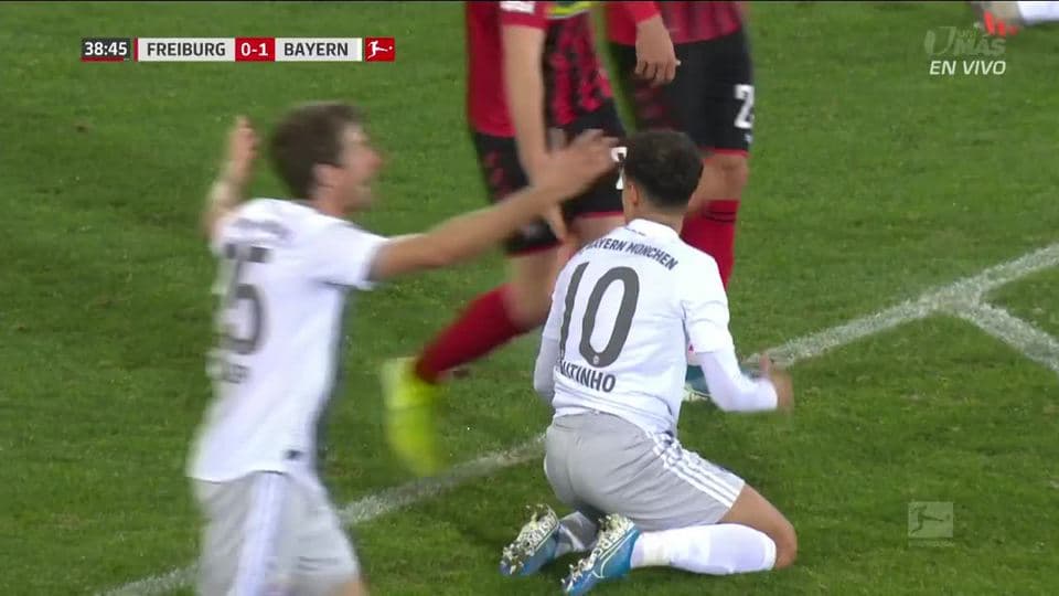 Tiro desviado de Philippe Coutinho