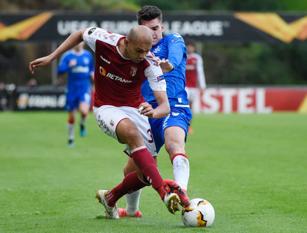 Hagi evita el centro del brasileño Raúl y recupera la pelota para su equipo.