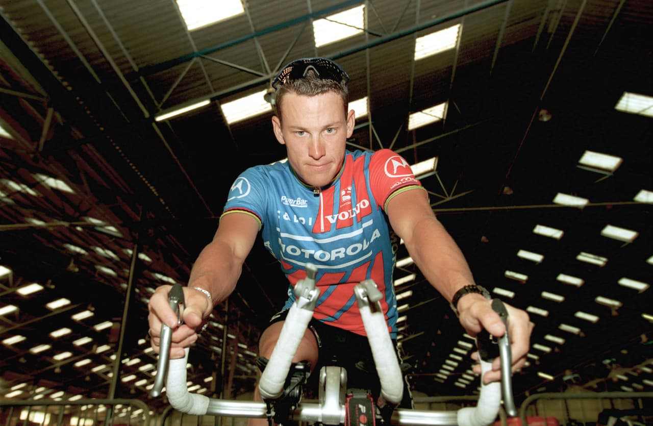 El polémico Lance Armstrong pagó 14 millones de dólares para separarse de Kristin, su entonces mujer y emprender una nueva relación con Sheryl Crow, una cantante.