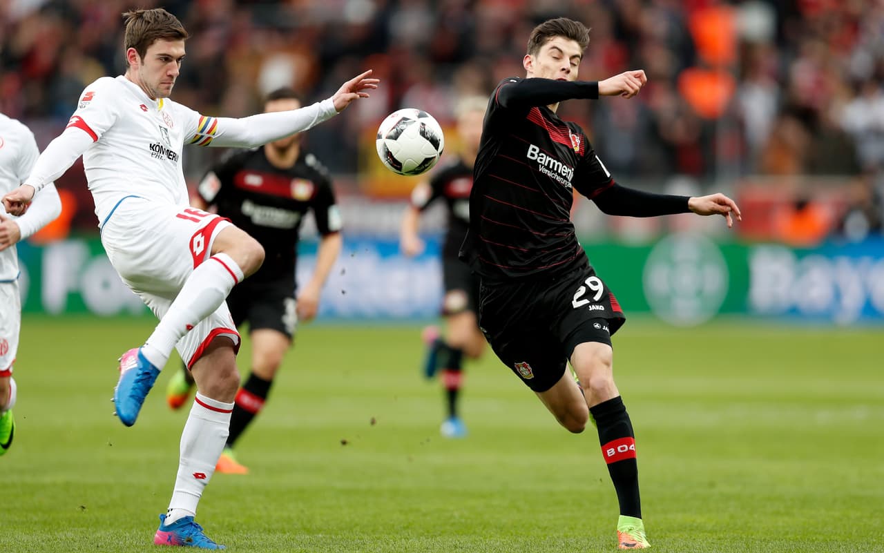 Stefan Bell (Mainz) disputando un balón con Kai Havertz (Leverkusen) en los primeros minutos del partido. Los locales buscaban el arco rival sin éxito.