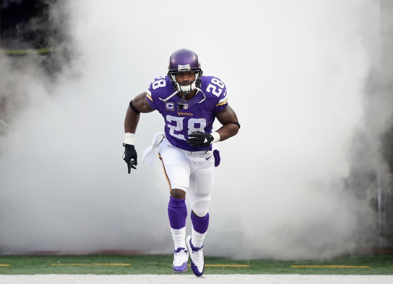 MINNEAPOLIS, MN - NOVEMBER 22: Adrian Peterson #28 of the Minnesota Vikings runs onto the field before the game against the Green Bay Packers on November 22, 2015 at TCF Bank Stadium in Minneapolis, Minnesota. (Photo by Hannah Foslien/Getty Images)