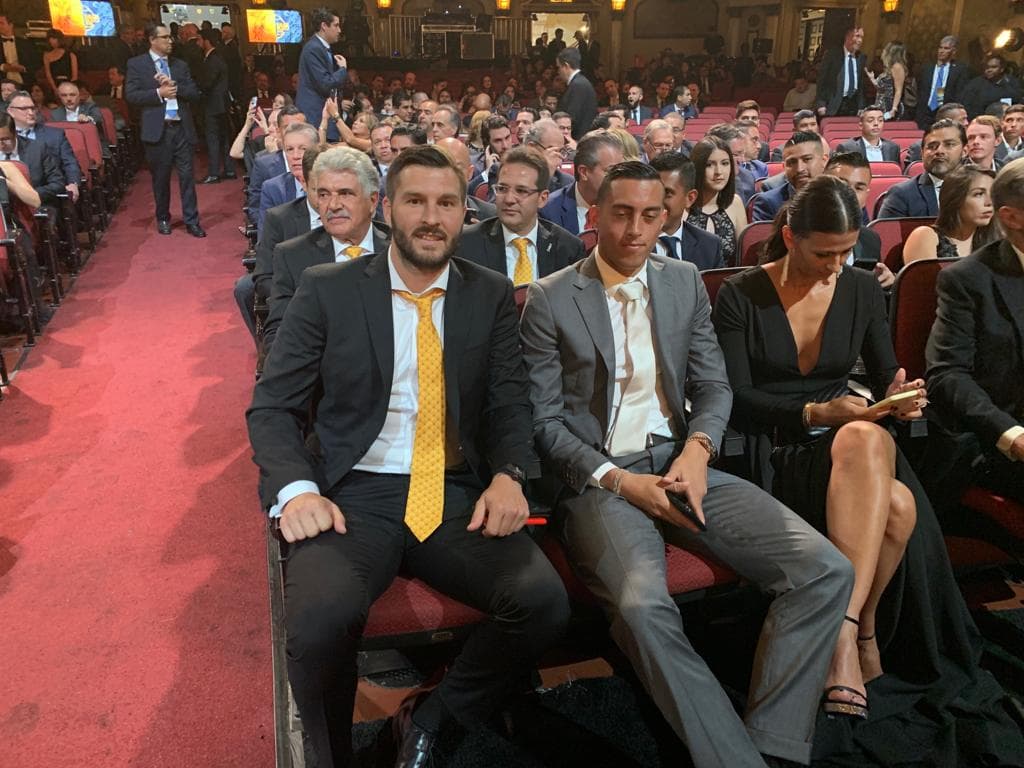 Los artilleros André-Pierre Gignac y Rogelio Funes Mori están listos para la ceremonia.