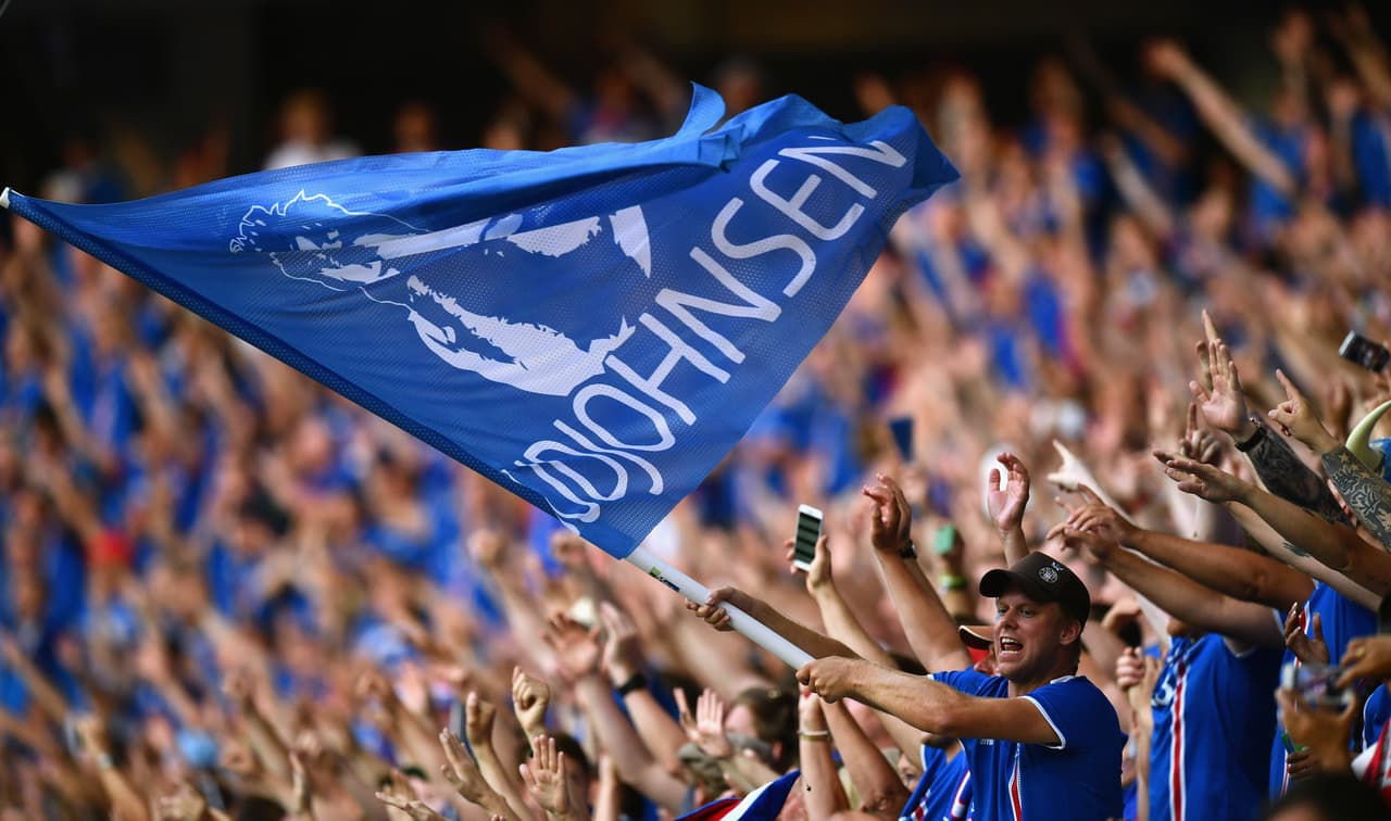 Gudjohnsen es un absoluto ídolo en Islandia y gracias a su éxito a nivel internacional es que el país se volcó al fútbol, a pesar de su larga tradición en balonmano y deportes de invierno.