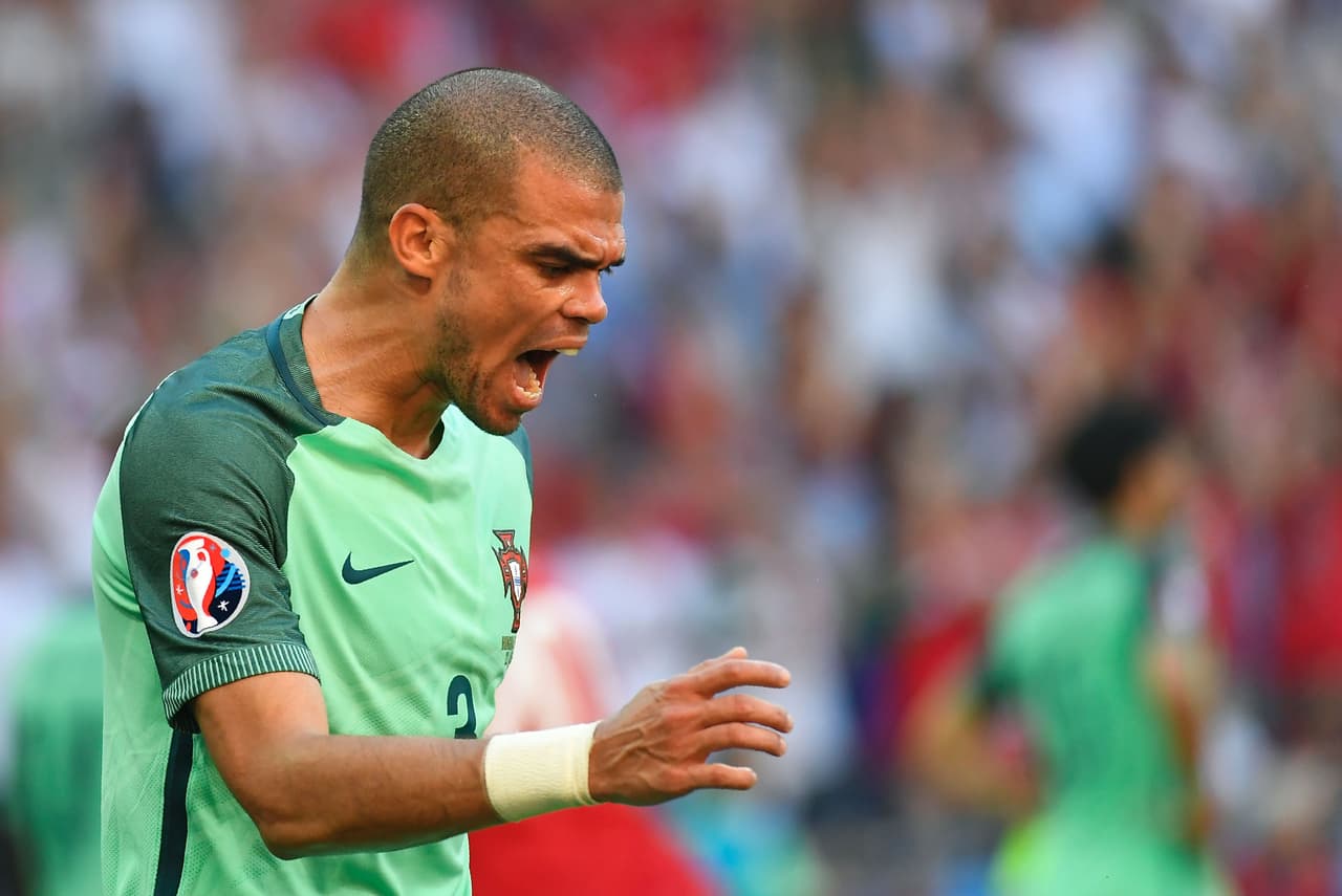 Pepe (Portugal).- Decidimos poner a los dos defensores centrales de Portugal debido a su responsabilidad en el mal paso del equipo en la primera ronda, Pepe como es costumbre fue amonestado y se vio inclusive falto de ritmo atrás, quizás la lesión del final de temporada con el Real Madrid le ha afectado para retomar su mejor nivel.
