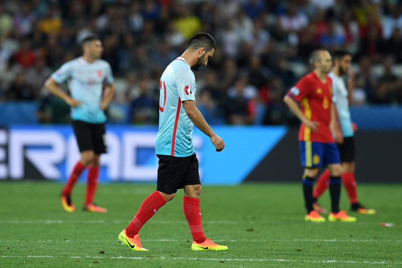 Arda Turan (Turquía).- En los juegos ante Croacia y España, el cuadro otomano se vio completamente superado y Arda demostró que desde que dejó al Atlético para enrolarse en el Barcelona su nivel ha venido a menos, la recuperación del balón, que siempre ha sido su fuerte, fue casi nula en esos primeros dos juegos, es cierto que no pudo asociarse pero la responsabilidad en suya principalmente.