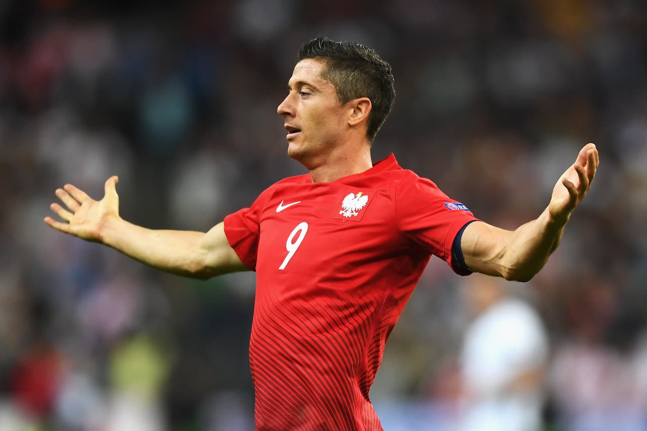 Robert Lewandowski (Polonia).- Se esperaba que el gran ariete del Bayern Münich fuera uno de los máximos romperredes de esta Euro Francia 2016 y si bien es cierto que no ha jugado mal su responsabilidad principal es de frente al arco y, en esa instancia, no ha anotado en una sola ocasión, veremos si a partir de los juegos de eliminación puede responder.