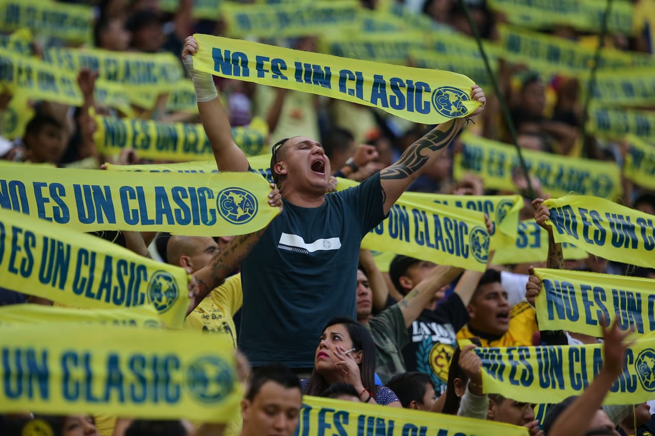 Loa aficionados de las Águilas se manifiestan ante Pumas.