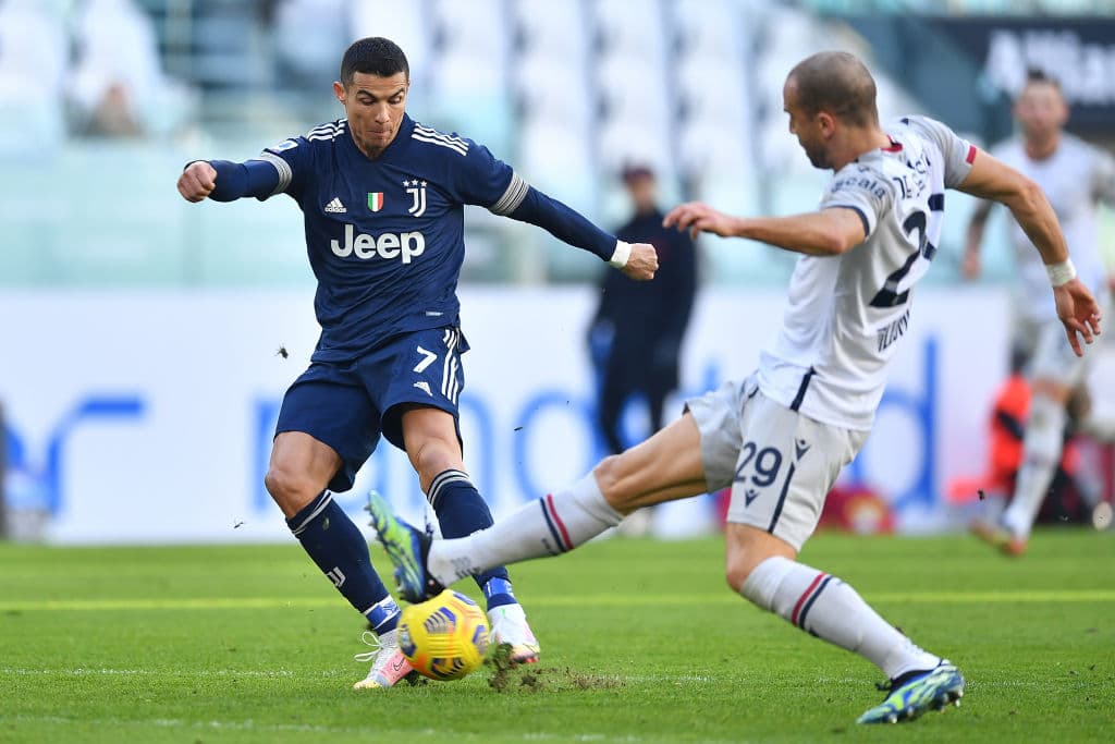 Juventus se impone a Bologna 2-0 este domingo. Los goles corrieron a cargo de Arthur Melo y Weston McKennie al minuto 71. Los de la Vecchia Signora, con este resultado, se acercan a la cima de la Serie A.