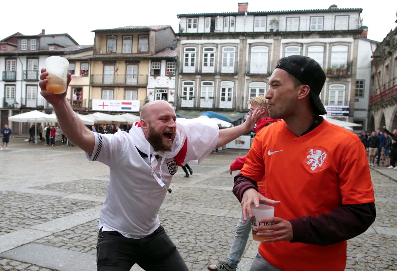 Guimaraes (Portugal) recibió este jueves la segunda Semifinal de la UEFA Nations League bajo una intensa lluvia durante la previa. A pesar del mal clima, los aficionados de Inglaterra y Holanda disfrutaron de un gran ambiente a pesar de que solo unos celebrarán el paso a la Final ante Portugal.