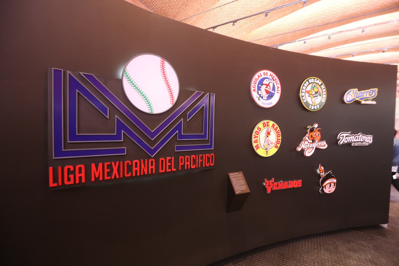 El presidente de México, And´rés Felipe López Obrador, fue uno de los presentes como fanático en la reinauguración del Salón de la Fama del Béisbol Mexicano, que revive grandes del momento de ese deporte a nivel local.