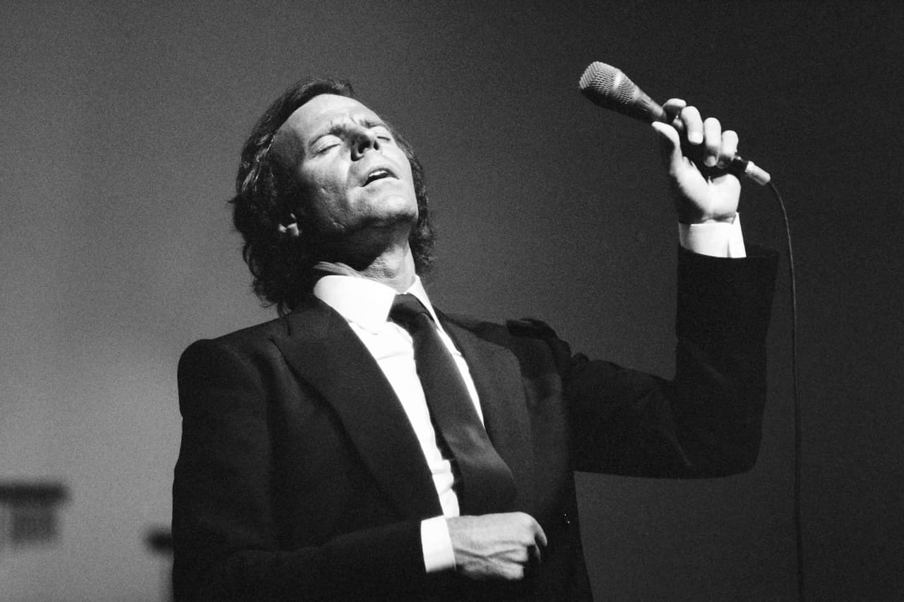 Aquél joven que, dicho sea de paso, estaba por terminar la carrera como abogado, recibió de su enfermero, Eladio Madaleno, una guitarra con la intensión de que la utilizara como terapia y poco a poco recuperara la movilidad.