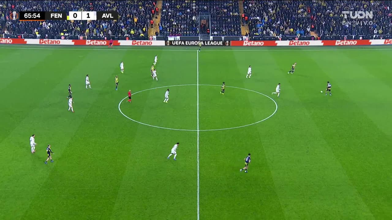 ¡TIRO ATAJADO! disparo por Kerem Aktürkoglu.