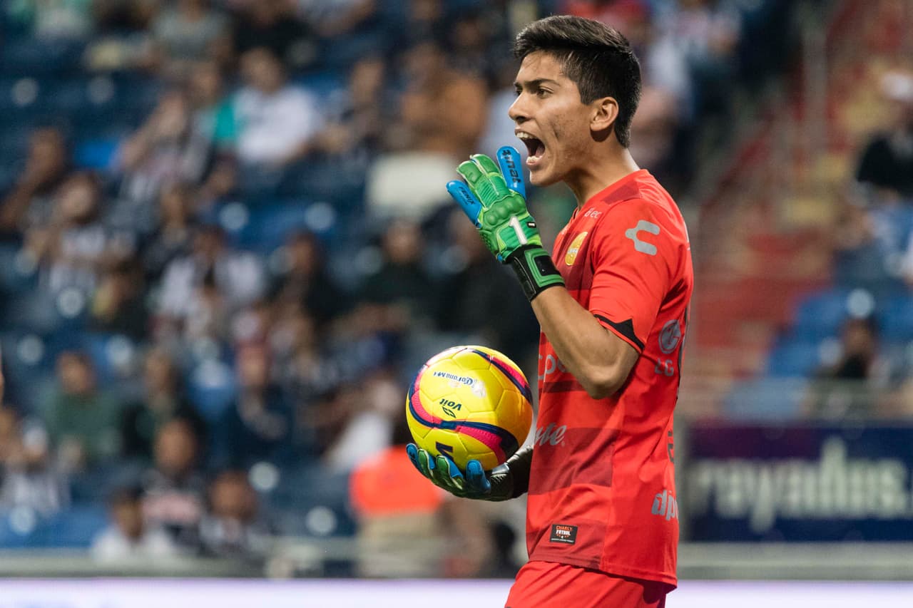 El arquero visitante de a poco se hizo más protagonista para evitarle a Rayados que aimentara el marcador.