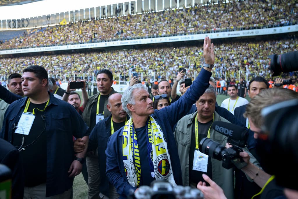 Mourinho es oficialmente nuevo entrenador del Fenerbahçe turco