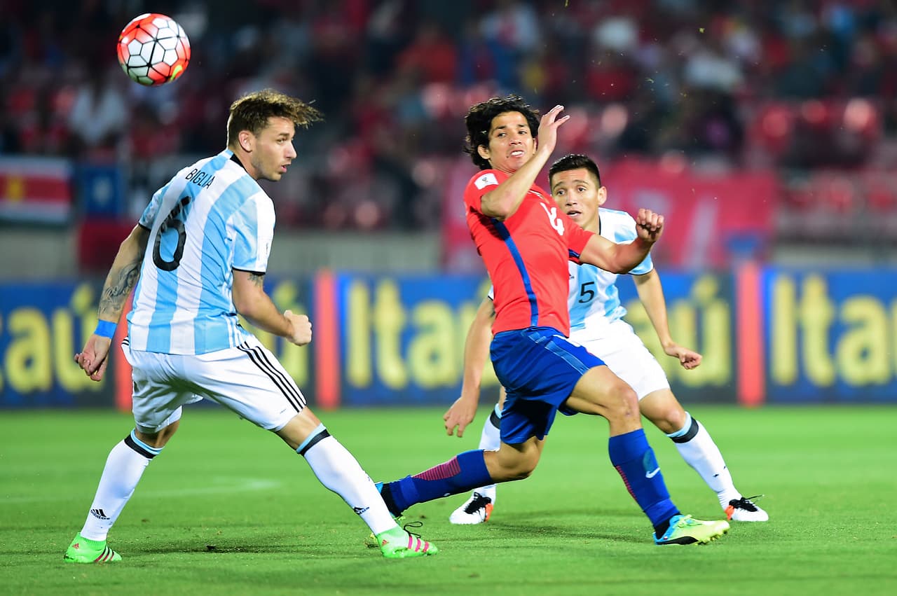 Matías Fernández y Marcelo Díaz abandonan concentración de Chile por lesión