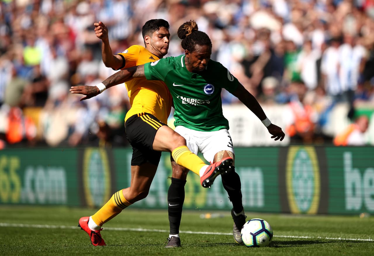 Los minutos fueron pasando y por más de algunas jugadas aisladas en las áreas, no hubo anotaciones en el Molineux.