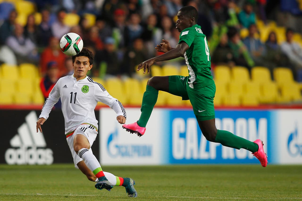 Pero México se adueño de la pelota en los primeros minutos con buen toque de pelota y adueñándose de las mejores opciones del juego.
