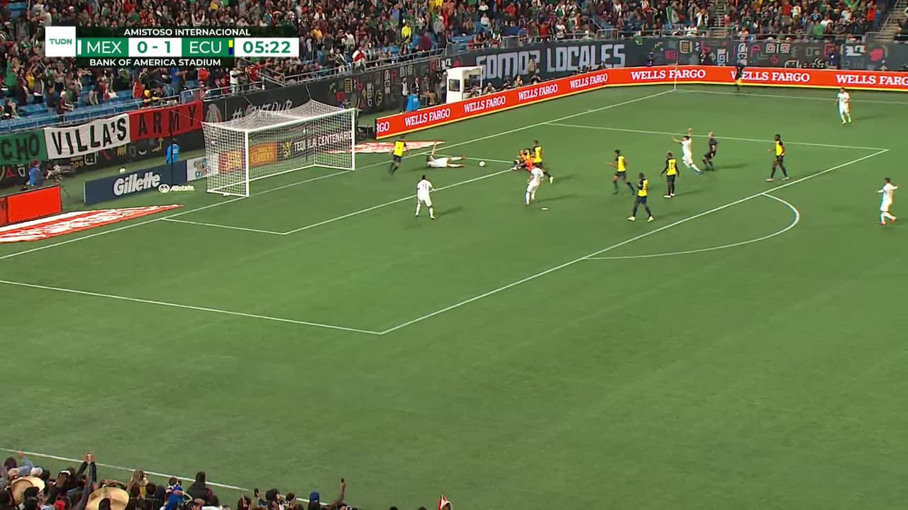 ¡GOL!  anota para México. Roberto Alvarado